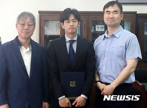 【광주=뉴시스】맹대환 기자 = 전남대는 대학 내 연못에 뛰어들어 자살을 시도한 시민을 구조한 교육대학원 교육학과 최종진(27·가운데)씨에게 총장상을 수여했다고 29일 밝혔다. 2017.05.29 (사진=전남대 제공)&nbsp; mdhnews@newsis.com