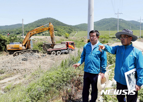 【진도=뉴시스】박상수 기자 = 이동진(왼쪽) 전남 진도군수가 29일 오전 군내면 둔전저수지 인근 가뭄현장을 방문해 용수공급 현황 등을 살피고 있다. 2017.05.29 (사진=진도군 제공)   photo@newsis.com