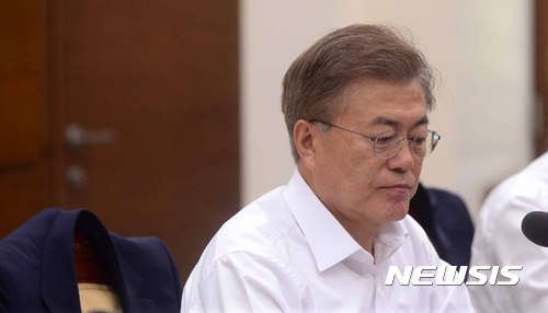 【서울=뉴시스】전신 기자 = 문재인 대통령이 29일 청와대 여민관 소회의실에서 열린 수석보좌관회의에서 비공개 전환 후 취재진 퇴장을 기다리고 있다. 2017.05.29.&nbsp;&nbsp; photo1006@newsis.com