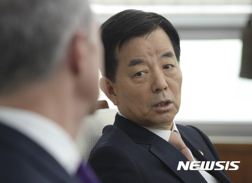【서울=뉴시스】최동준 기자 = 한민구 국방부 장관이 29일 서울 용산구 국방부 청사에서 맥 손베리 미국 하원 군사위원장을 접견, 환담 하고 있다. 2017.05.29.&nbsp; photocdj@newsis.com