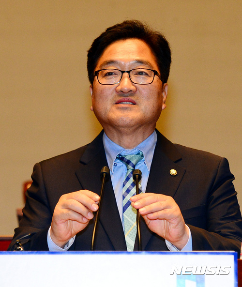 【서울=뉴시스】박영태 기자 = 우원식 더불어민주당 원내대표가 29일 오후 서울 영등포구 여의도 국회에서 열린 더불어민주당 의원총회에서 모두발언을 하고 있다. 2017.05.29&nbsp; since1999@newsis.com