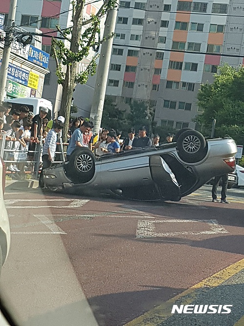 【군산=뉴시스】강인 기자 = 29일 전북 군산시 나운동 한 초등학교 앞에서 승용차가 전복되며 초등학생을 덮치는 사고가 발생한 모습이다. 2017.05.29. (사진 = 시민 제공)&nbsp; kir1231@newsis.com