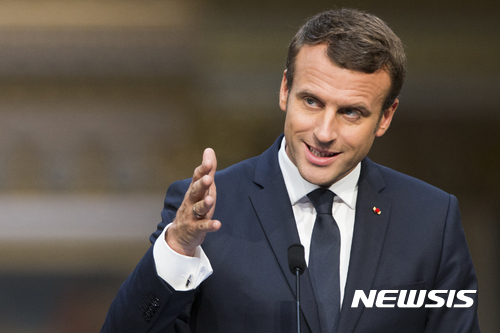 【파리=AP/뉴시스】에마뉘엘 마크롱 프랑스 대통령이 29일(현지시간) 파리 베르사유 궁에서 블라디미르 푸틴 러시아 대통령과 공동 기자회견을 진행하고 있다. 2017.5.31.
