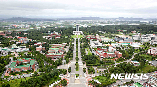 【경산=뉴시스】박준 기자 = 대구사이버대학교가 오는 6월1일부터 7월5일까지 2017학년도 2학기 신·편입생을 모집한다. 30일 대구사이버대에 따르면 신입생은 고등학교 졸업 이상 학력이면 고교 내신이나 수능 성적에 관계없이 누구나 지원이 가능하다. 또한 전문대학 졸업 및 4년제 대학에서 35학점 이상 이수한 경우 2학년 편입생, 4년제 대학에서 2년 또는 4학기 이상 수료하고 70학점 이상을 이수한 경우에는 3학년 편입생으로 지원이 가능하다. 아울러 직장인, 주부, 실업계 고교출신, 장애인, 국민기초생활수급대상자 등은 특별전형을 통해 지원할 수 있다. 사진은 대구대학교 전경이다. 2017.05.30(사진=대구사이버대 제공) photo@newsis.com