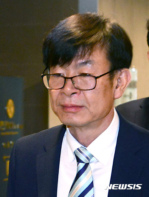 【서울=뉴시스】권현구 기자 = 김상조 공정거래위원장 후보자가 30일 오전 서울 중구 한국공정거래조정원에 마련된 청문회 준비 사무실로 출근하고 있다. 2017.05.30.&nbsp; stoweon@newsis.com