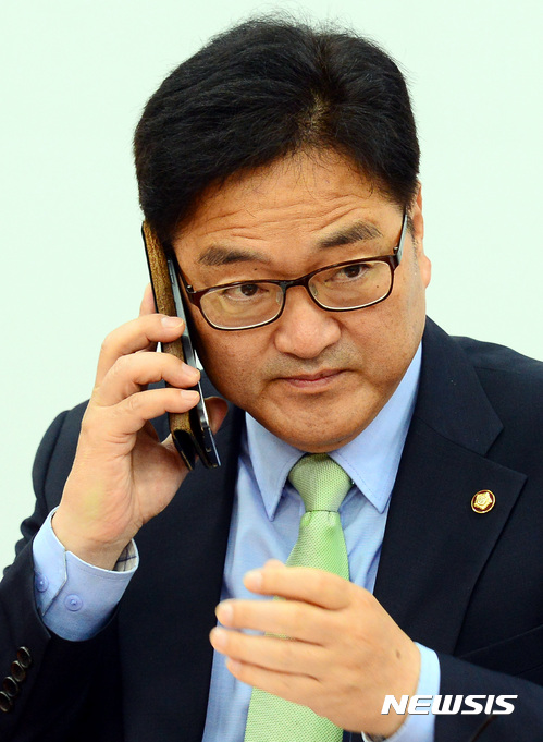 【서울=뉴시스】박영태 기자 = 우원식 더불어민주당 원내대표가 30일 오전 서울 영등포구 여의도 국회 원내대표 회의실에서 열린 더불어민주당 원내대책회의에서 전화통화를 하고 있다. 2017.05.30. since1999@newsis.com