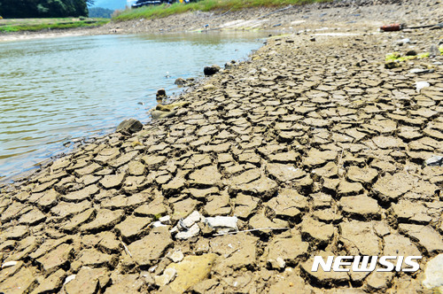 【남해=뉴시스】차용현 기자 = 극심한 가뭄이 이어지고 있는 30일 오전 경남 남해군 이동면 광포마을 저수지의 바닥이 거북등처럼 갈라져 있다. 2017.05.30. con@newsis.com