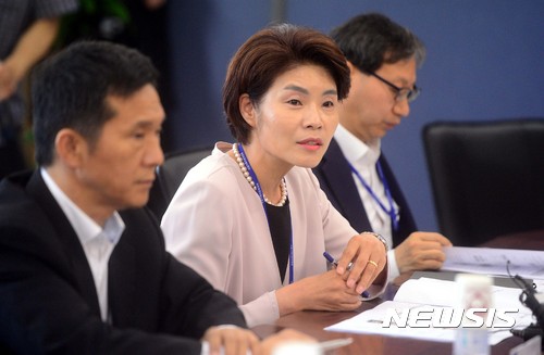 【서울=뉴시스】조성봉 기자 = 한정애(가운데) 국정기획자문위원회 사회분과위원이 30일 오전 서울 종로구 통의동 국정기획자문위원회 회의실에서 열린 산업인력공단 업무보고에서 모두 발언을 하고 있다. 2017.05.30. suncho21@newsis.com