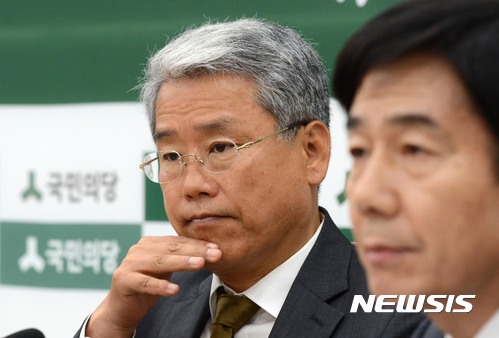 【서울=뉴시스】홍효식 기자 = 30일 오전 서울 여의도 국회에서 열린 국민의당 제27차 원내대책회의에서 김동철(왼쪽) 원내대표가 얼굴을 만지고 있다. 오른쪽은 이용호 정책위의장. 2017.05.30. yesphoto@newsis.com