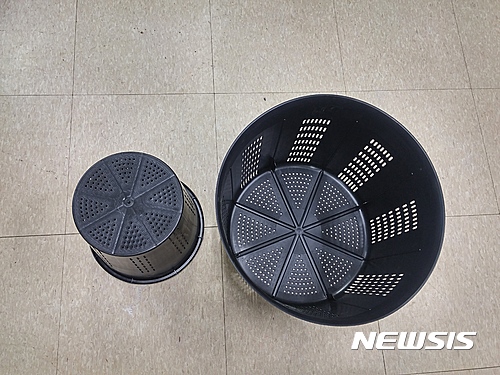 【대전=뉴시스】김양수 기자 = 국립산림과학원 남부산림자원연구소는 키 큰 조경수 재배에 사용할 수 있는 새로운 용기를 개발했다. 이 용기는 뿌리가 서로 감기는 현상과 배수구로 뿌리가 빠져나가는 부작용 등 없앴다.2017.05.30(사진=국립산림과학원 제공)  photo@newsis.com  