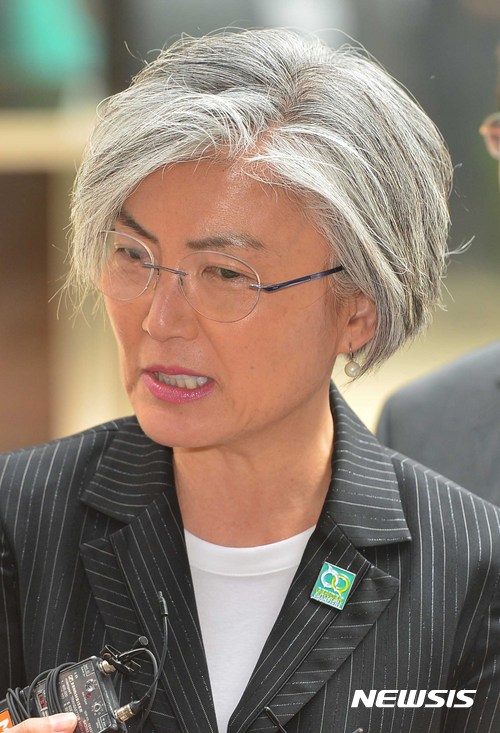 【서울=뉴시스】고승민 기자 = 강경화 외교부 장관 후보자가 30일 오전 인사청문회 준비를 위해 사무실이 마련된 서울 광화문의 한 빌딩으로 출근하던 중 취재진 질문을 받고 있다. 2017.05.30.&nbsp; kkssmm99@newsis.com