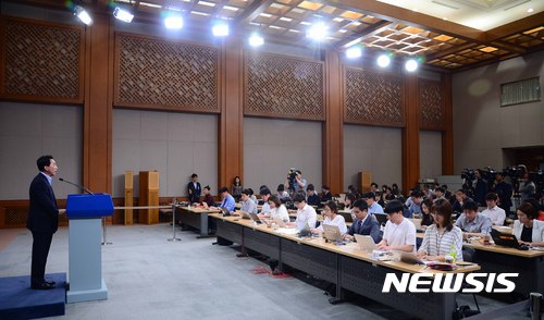 【서울=뉴시스】전신 기자 = 박수현 대변인이 30일 청와대 춘추관 대브리핑실에서 4개 부처 장관 후보자 인선을 발표하고 있다.&nbsp; 행정자치부 장관 후보자에 더민주 김부겸 의원, 문화체육관광부 장관 후보자에 더민주 도종환 의원, 국토교통부 장관 후보자에 더민주 김현미 의원, 해양수산부 장관 후보자에 더민주 김영춘 의원. 2017.05.30.&nbsp; photo1006@newsis.com