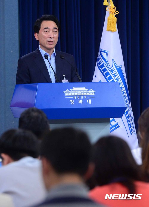 【서울=뉴시스】전신 기자 = 박수현 대변인이 30일 청와대 춘추관 대브리핑실에서 4개 부처 장관 후보자 인선을 발표하고 있다.&nbsp;&nbsp;&nbsp; 행정자치부 장관 후보자에 더민주 김부겸 의원, 문화체육관광부 장관 후보자에 더민주 도종환 의원, 국토교통부 장관 후보자에 더민주 김현미 의원, 해양수산부 장관 후보자에 더민주 김영춘 의원. 2017.05.30.&nbsp;&nbsp; photo1006@newsis.com