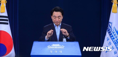 【서울=뉴시스】전신 기자 = 박수현 대변인이 30일 청와대 춘추관 대브리핑실에서 4개 부처 장관 후보자 인선을 발표 준비를 하고 있다.&nbsp; 행정자치부 장관 후보자에 더민주 김부겸 의원, 문화체육관광부 장관 후보자에 더민주 도종환 의원, 국토교통부 장관 후보자에 더민주 김현미 의원, 해양수산부 장관 후보자에 더민주 김영춘 의원. 2017.05.30.&nbsp; photo1006@newsis.com