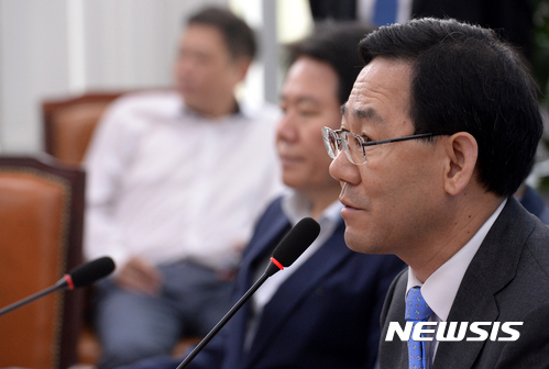 【서울=뉴시스】배훈식 기자 = 30일 오전 서울 여의도 국회 바른정당 회의실에서 열린 의원총회에 참석한 주호영 대표 권한대행 겸 원내대표가 모두발언하고 있다.&nbsp; 주 대행은 이낙연 총리 후보자 인준에 대한 논란이 있었지만 국민의당이 협조하는 쪽으로 기울면서 본회의 표결이 가능해 졌다며 우리 당도 고심하고 있다고 말했다. 2017.05.30.&nbsp; dahora83@newsis.com