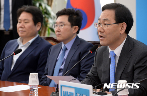 【서울=뉴시스】배훈식 기자 = 30일 오전 서울 여의도 국회 바른정당 회의실에서 열린 의원총회에 참석한 주호영 대표 권한대행 겸 원내대표가 모두발언하고 있다.&nbsp; 주 대행은 이낙연 총리 후보자 인준에 대한 논란이 있었지만 국민의당이 협조하는 쪽으로 기울면서 본회의 표결이 가능해 졌다며 우리 당도 고심하고 있다고 말했다. 2017.05.30.&nbsp; dahora83@newsis.com