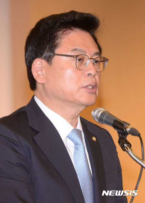 【서울=뉴시스】배훈식 기자 = 30일 오전 서울 여의도 국회도서관 대강당에서 열린 자유한국당 대선 평가 대토론회에 참석한 정우택 대표 권한대행 겸 원내대표가 인사말을 하고 있다. 정 대행은 문재인 대통령의 인사원칙 발언을 언급하며 오로지 공직 후보자에 대한 인사청문회 통과를 위해 스스로 정한 인사원칙을 어기고 자의적으로 새 기준을 설정하는 것에 불과하다며 5대 원칙은 그야말로 원칙이고 실제 적용엔 구체적 기준이 필요하다고 말한 건 궤변에 가까운 논리라고 본다고 말했다. 2017.05.30. dahora83@newsis.com