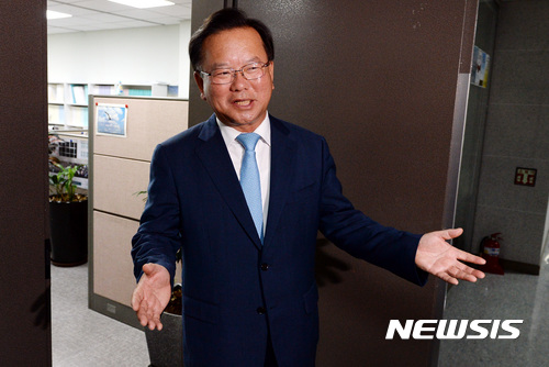 【서울=뉴시스】박영태 기자 = 행정자치부 장관 후보자로 내정된 김부겸 더불어민주당 의원이 30일 오전 서울 영등포구 여의도 국회의원회관 사무실로 들어서며 취재진 질문에 대답하고 있다. 2017.05.30. since1999@newsis.com