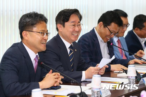 【서울=뉴시스】조성봉 기자 = 박범계(왼쪽 두 번째) 국정기획자문위원회 정치행정분과위원장이 30일 오전 서울 종로구 통의동 국정기획자문위원회 회의실에서 열린 인사처 업무보고에서 미소를 짓고 있다. 2017.05.30. photo@newsis.com