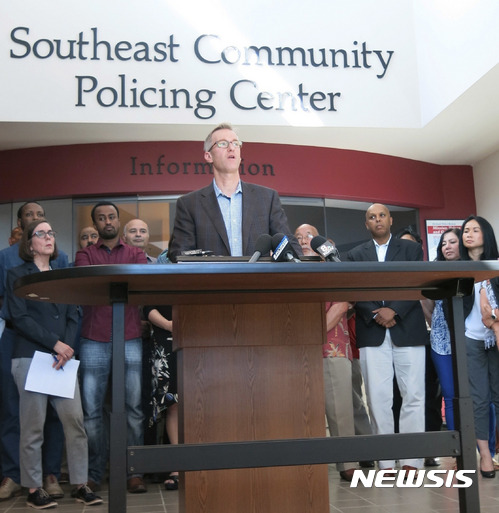 【포틀랜드=AP/뉴시스】테드 휠러 포틀랜드 시장은 '대안우파(alt-right)'가 다음달 도심에서 2개의 행사를 신고한 것과 관련해 최근 포틀랜드에서 발생한 증오범죄 추모 분위기에 지장을 초래할 수 있다며 취소를 요구했다. 사진을 휠러 시장이 지난 27일 포틀랜드에서 전날 발생한 증오범죄와 관련해 기자회견을 여는 모습. 2017.05.30