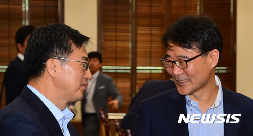 【서울=뉴시스】전진환 기자 = 30일 오전 문재인 대통령과 교황청특사단 간담회가 열리는 청와대 여민관 소회의실에서 앞서 열린 회의에 참석한 장하성(오른쪽) 청와대 정책실장과 김동연 경제부총리 후보자가 대화하고 있다. 2017.05.30.  amin2@newsis.com