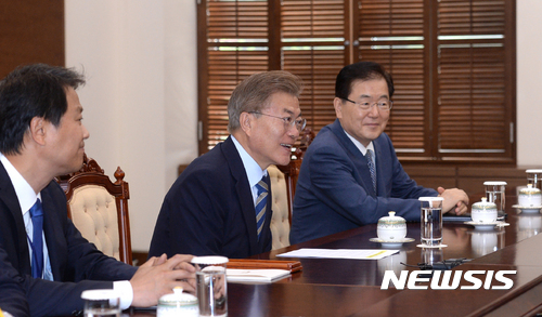 【서울=뉴시스】전진환 기자 = 문재인 대통령이 30일 오전 교황청특사단 간담회가 열린 청와대 여민관 소회의실에서 인사말을 하고 있다. 2017.05.30.&nbsp;&nbsp; amin2@newsis.com