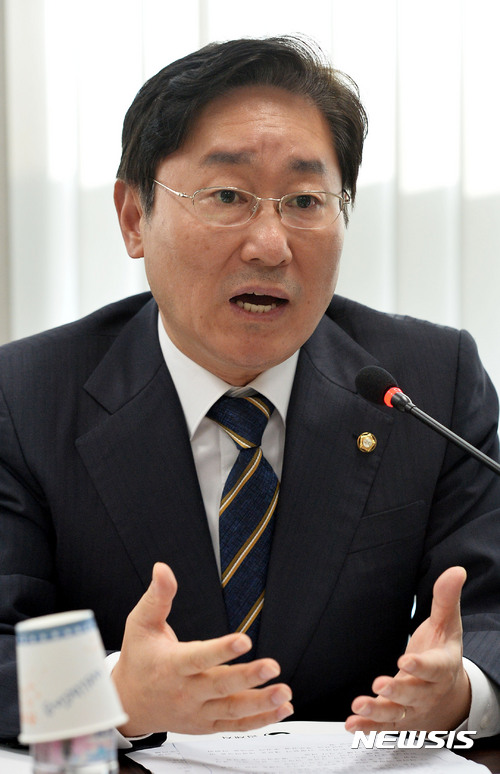 【서울=뉴시스】조성봉 기자 = 박범계 국정기획자문위원회 정치행정분과위원장이 30일 오후 서울 종로구 금융감독원 연수원에 마련된 국정기획자문위원회에서 열린 법제처 업무보고에서 모두 발언을 하고 있다.2017.05.30. photo@newsis.com