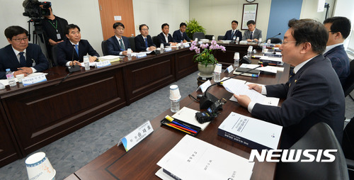 【서울=뉴시스】조성봉 기자 = 박범계(오른쪽) 국정기획자문위원회 정치행정분과위원장이 30일 오후 서울 종로구 금융감독원 연수원에 마련된 국정기획자문위원회에서 열린 법제처 업무보고에서 모두 발언을 하고 있다.2017.05.30. photo@newsis.com