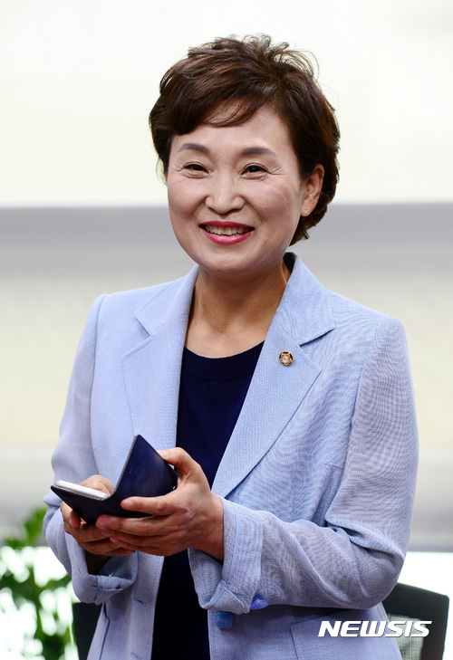 【서울=뉴시스】박영태 기자 = 국토교통부 장관 후보자로 내정된 김현미 더불어민주당 의원이 30일 오후 서울 영등포구 여의도 국회의원회관 사무실에서 취재진을 보며 환하게 웃고 있다. 2017.05.30. since1999@newsis.com