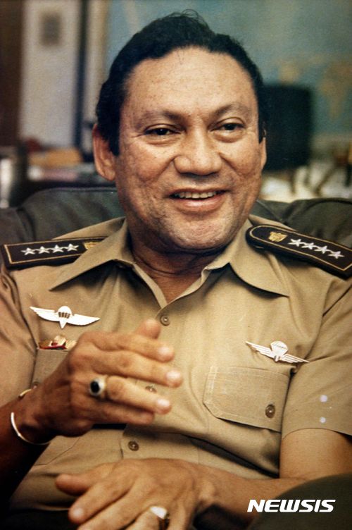 【 파나마시티=AP/뉴시스】파나마 독재자 마누엘 노리에가가 29일(현지시간) 파나마 시티 병원에서 83세로 사망했다. 사진은 1989년 11월 8일 파나마 시티에서 언론 취재에 응하고 있는 노리에가 당시 파나마 최고 지도자. 2017.05.30&nbsp; 