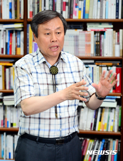 【서울=뉴시스】박영태 기자 = 문화체육관광부 장관 후보자로 내정된 도종환 더불어민주당 의원이 30일 오후 서울 영등포구 여의도 국회의원회관 사무실에서 취재진의 질문에 대답하고 있다. 2017.05.30. since1999@newsis.com