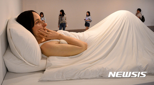 【서울=뉴시스】추상철 기자 = 까르띠에 현대미술재단 소장품 전시 '하이라이트'전 기자간담회가 열린 30일 오후 서울 중구 서울시립미술관에서 관람객이 전시된 작품을 살펴보고 있다.&nbsp; 까르띠에 현대미술재단과 서울시립미술관이 공동 기획한 이번 전시회에는 론뮤익,데이비드 린치 등 세계적인 현대미술작가의 대표작이 전시됐다.&nbsp; 특히 박찬욱 영화감독과 박찬경 형제의 공동작업으로 제작된 영화 '공동경비구역 JSA'의 파주 세트장 3D 재구성 작품도 함께 전시됐다. 2017.05.30.&nbsp;&nbsp; scchoo@newsis.com