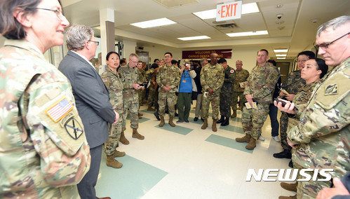 【평택=뉴시스】이정선 기자 = 30일 오후 경기 평택 주한 미 육군 캠프 험프리스에서 열린 '제65의무여단사령부, 캠프 험프리스 치과병원 개원 행사'에서 미 육군 치과 군의감 토마스 템펠(Thomas Tempel) 소장을 비롯한 내빈들이 내부시설을 둘러보고 있다.이번 개원한 치과병원은 79개의 신형 치과 진료체어를 보유한 병원으로 태평양 지역과 국방부에서 가장 큰 규모로 한국 전쟁 당시 치과 군의관 이었던 마빈 카리우스(Marvin Carius) 소령의 이름을 따서 명명했다. 2017.05.30. ppljs@newsis.com