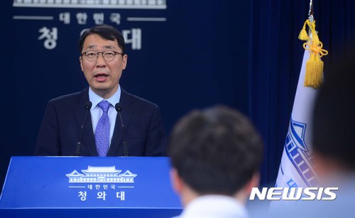 【서울=뉴시스】전신 기자 = 윤영찬 국민소통수석이 30일 청와대 춘추관 대브리핑실에서 문재인 대통령이 사드 4기 비공식 추가 반입과 관련해 진상조사를 지시했다고 밝히고 있다. 2017.05.30. photo1006@newsis.com