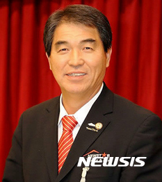 【서울=뉴시스】건국대학교는 미국 LA의 종합 부동산기업 뉴스타그룹 남문기 회장이 건국역사박물관 건립에 사용해달라며 1억원을 학교 발전기금으로 기부했다고 30일 밝혔다. 2017.05.30. (사진=건국대 제공)