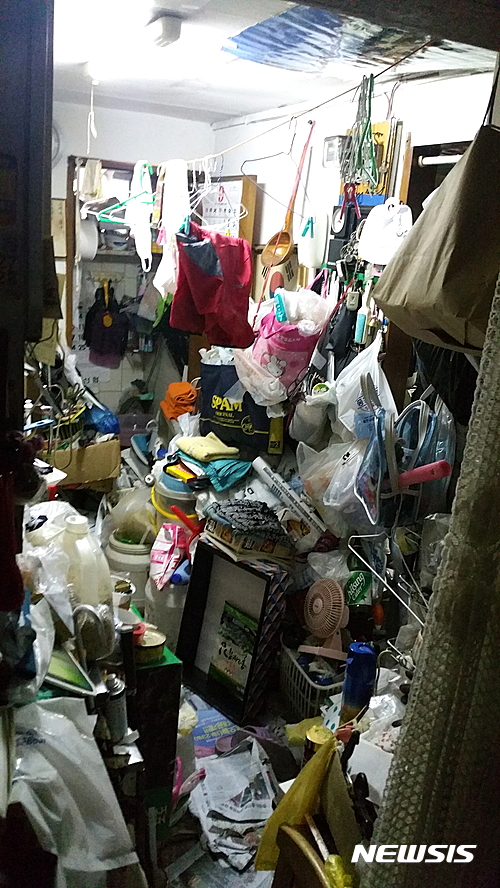 '외로워 집에 쓰레기 쌓아둔' 강동구 저장강박증 독거노인
