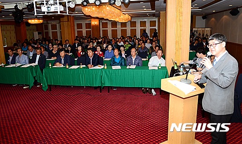 【울진=뉴시스】강진구 기자 = 경북대학교 방사선과학연구소(소장 박환배 교수)는 30일 오전 경북 울진군 덕구온천호텔에서 2016년도 한울원전 주변 환경방사능 조사결과에 대한 설명회를 개최했다.2017.05.30.(사진=한울원자력본부 제공) photo@newsis.com