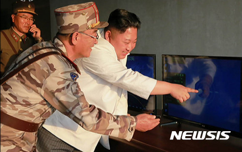 【서울=뉴시스】 조선중앙TV는 김정은 국무위원장이 정밀조종유도체계를 도입한 신형 탄도미사일 시험발사를 지도했다고 30일 보도했다.&nbsp; 이번 시험발사에는 리병철 당 군수공업부 제1부부장, 김락겸 전략군사령관, 김정식 당 군수공업부 부부장, 정승일 당 군수공업부 부부장, 장창하 국방과학원장, 전일호 등이 동행했다. 2017.05.30. (출처 = 조선중앙TV 캡처)&nbsp;&nbsp;&nbsp; photo@newsis.com 