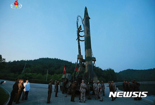 【서울=뉴시스】 조선중앙TV는 김정은 국무위원장이 정밀조종유도체계를 도입한 신형 탄도미사일 시험발사를 지도했다고 30일 보도했다. 이번 시험발사에는 리병철 당 군수공업부 제1부부장, 김락겸 전략군사령관, 김정식 당 군수공업부 부부장, 정승일 당 군수공업부 부부장, 장창하 국방과학원장, 전일호 등이 동행했다. 2017.05.30. (출처 = 조선중앙TV 캡처)&nbsp; photo@newsis.com 
