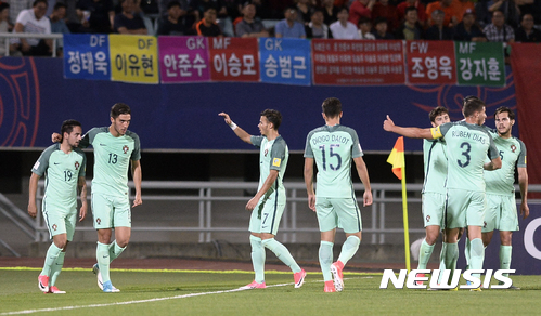 【천안=뉴시스】최진석 기자 = 30일 오후 충남 천안종합운동장에서 열린 '국제축구연맹(FIFA) U-20 월드컵 코리아 2017' 16강전 대한민국과 포르투갈의 경기. 포르투갈 브루누 코스타가 골을 넣은 뒤 동료들과 기뻐하고 있다. 2017.05.30.&nbsp; myjs@newsis.com
