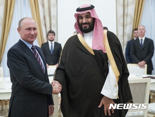 【모스크바=AP/뉴시스】블라디미르 푸틴 러시아 대통령이 5월30일 크렘린을 방문한 사우디아라비아의 부 왕세자 겸 국방장관인 모하메드 빈살만 왕자와 악수하고 있다. 살만 국왕의 실자로 실세인 그는 21일 정 왕세자로 승격됐다. 2017. 6. 21.