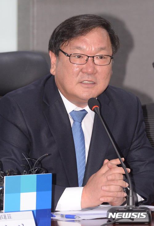 【서울=뉴시스】배훈식 기자 = 31일 오전 서울 여의도 국회 의원회관 제9간담회의실에서 열린 2017년도 추가경정예산 당정협의에 참석한 김태년 더불어민주당 정책위의장이 모두발언하고 있다.&nbsp; 김 의장은 추경을 통한 교부금이 지역 일자리 창출에 쓰이도록 정부가 합리적 방안을 마련해주길 바란다며 이번 일자리 추경은 여야협치 첫 모델될 것이다고 말했다. 2017.05.31.&nbsp; dahora83@newsis.com