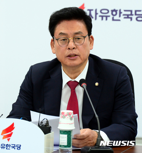 【서울=뉴시스】박영태 기자 = 정우택 자유한국당 원내대표가 31일 오전 서울 영등포구 여의도 국회 정책위회의실에서 진행된 원내대책회의에서 모두발언을 하고 있다. 2017.05.31. since1999@newsis.com