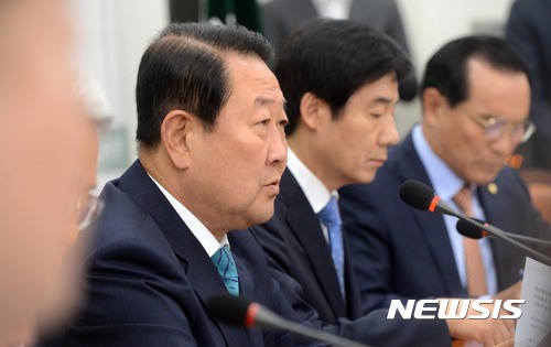 【서울=뉴시스】홍효식 기자 = 국민의당 박주선(왼쪽) 비상대책위원장이 31일 오전 서울 여의도 국회에서 열린 제3차 비상대책위원회의에 참석해 모두발언을 하고 있다.&nbsp; 박 비대위원장은 문재인 대통령의 사드 발사대 4기 반입 진상조사 지시와 관련해 "언론보도만 확인해도 파악했을 사실을 이제와 호들갑떠는 건 문재인 정부의 무능을 드러내는 것이고 또 다른 정치적 의도를 의심하지 않을 수 없다"며, "사드 발사대 4기 추가반입 보고를 둘러싸고 청와대와 국정기획자문위원회, 국방부가 진실공방을 벌이는 그 자체가 놀랍고 충격적"이라고 덧붙였다. 2017.05.31.&nbsp; yesphoto@newsis.com