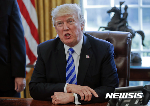 【워싱턴=AP/뉴시스】도널드 트럼프 미 대통령이 지난 3월24일 백악관 오벌 오피스에서 이야기하고 있다. 트럼프 대통령은 외교 의전을 무시한 채 자신의 휴대전화 번호를 외국 정상들에게 알려주고 직접 전화하도록 촉구하고 있어 미군 최고통수권자의 통화 내용에 대한 안보 및 기밀 보호에 대한 우려가 제기되고 있다. 2017.5.31