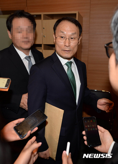 【서울=뉴시스】조성봉 기자 = 이헌수 국정원 기획조정실장이 31일 오전 서울 종로구 통의동 국정기획자문위원회에서 비공개로 열린 국정원 업무보고에 참석하며 취재진의 질문을 받고 있다. 2017.05.31.suncho21@newsis.com