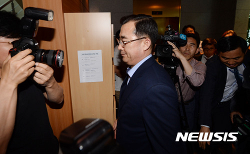 【서울=뉴시스】조성봉 기자 = 위승호 국방부 정책실장이 31일 오후 서울 종로구 통의동 국정기획자문위에서 열린 비공개 국방부 업무보고에 참석하고 있다. 청와대는 지난 30일 주한미군 사드(THAAD·고고도미사일방어체계) 발사대 4기의 추가 반입 사실과 관련해 "지난 25일 국방부 업무보고 내용에는 사드 4기에 대한 추가배치 얘기는 없었다"고 밝혔다.2017.05.31.&nbsp; suncho21@newsis.com