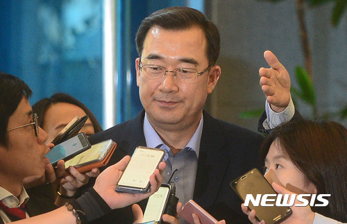 【서울=뉴시스】조성봉 기자 = 위승호 국방부 정책실장이 31일 오후 서울 종로구 통의동 국정기획자문위에서 열린 비공개 국방부 업무보고에 참석하며 취재진의 질문세례를 받고 있다.&nbsp; 청와대는 지난 30일 주한미군 사드(THAAD·고고도미사일방어체계) 발사대 4기의 추가 반입 사실과 관련해 "지난 25일 국방부 업무보고 내용에는 사드 4기에 대한 추가배치 얘기는 없었다"고 밝혔다.2017.05.31.&nbsp; suncho21@newsis.com