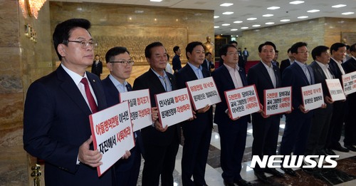 【서울=뉴시스】홍효식 기자 = 자유한국당 정우택 대표 권한대행 겸 원내대표 등 의원들이 31일 오후 서울 여의도 국회 본청 중앙홀에서 본회의 이낙연 국무총리 후보자 인준안 표결을 반대하는 피켓시위를 하고 있다. 2017.05.31. yesphoto@newsis.com