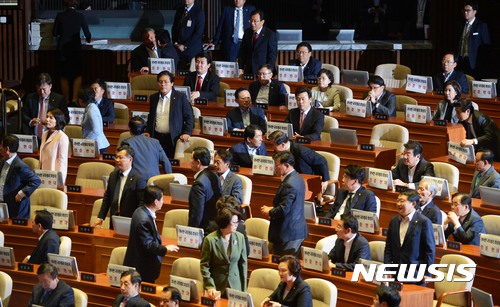 【서울=뉴시스】홍효식 기자 = 자유한국당 의원들이 31일 오후 서울 여의도 국회에서 열린 본회의에서 이낙연 국무총리 후보자 인준안 표결을 반대하며 본회의장을 나가고 있다. 2017.05.31. yesphoto@newsis.com